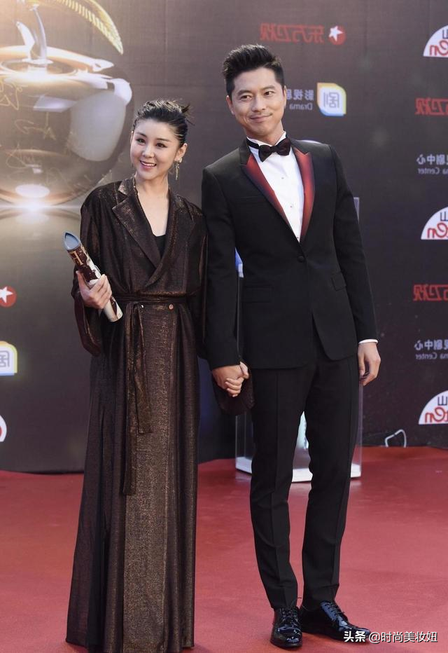 李小萌太会穿了，咖啡色连衣裙下藏恨天高，小个子穿出175气场