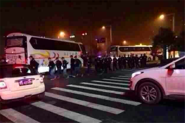 郑州“皇家一号”：年收入2亿，为何会一夜坍塌？