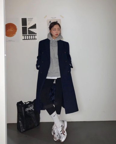 张雨绮春晚首秀土上3.9亿热搜哈哈哈！大胸妹穿衣真没救了吗…