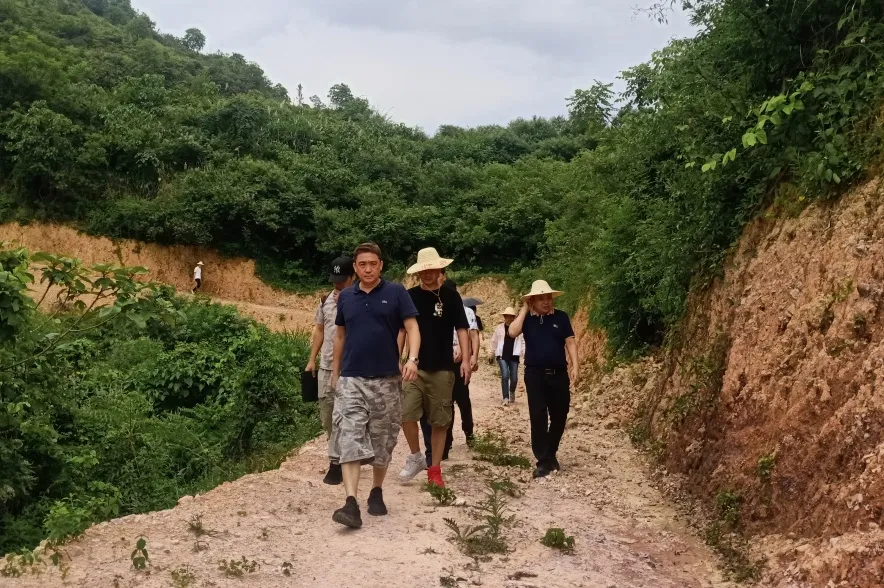 南安:电影《中国兵王·绝密任务》剧组到眉山乡幽谷飞瀑采风