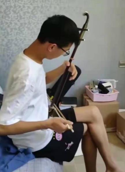 男生高考529分心有不甘,借拉二胡来解心头愁,背影孤寂让人心疼