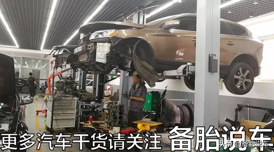 转弯的时候要不要踩离合？一次给你讲清楚，新手学会不吃亏
