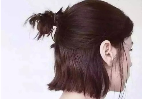 短发也可以百变换造型,五一女生出游短发扎起来,时髦耐看