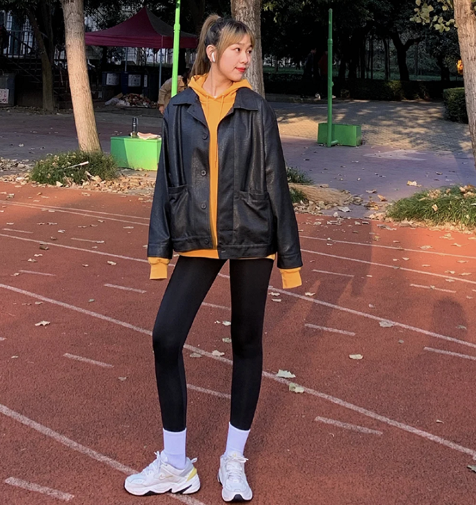 鲨鱼裤+长袜，初春建议这么穿，帮你优化腿部线条