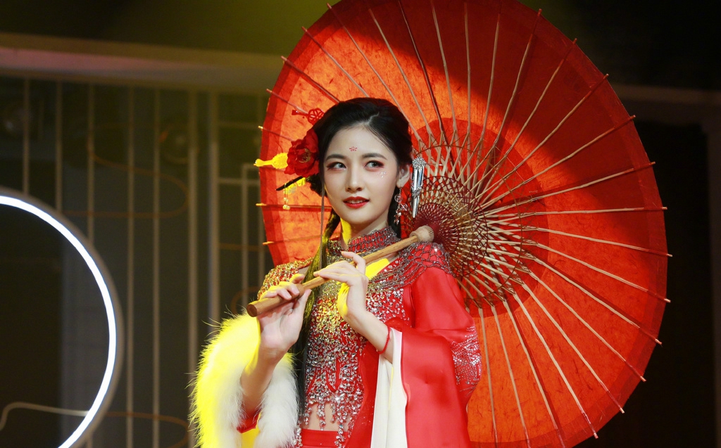 双子接受姐弟恋，与爱情无关，只是想尝试不同的感情经历而已