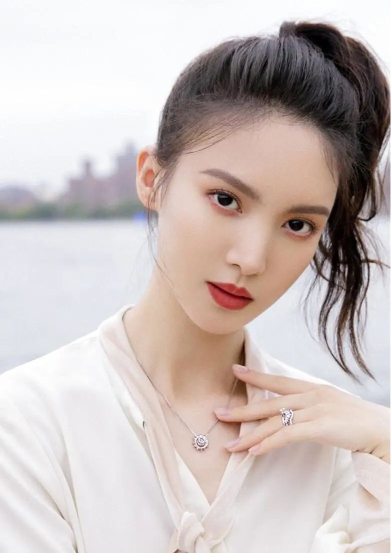 “北舞校花”金晨的蜕变史，她身后的绯闻男友，远不止张继科一个