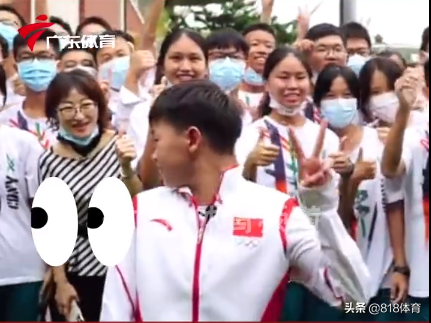 吓坏了!全红婵拜访中学被同学们排山倒海欢迎,笑着说:你们好恐怖!