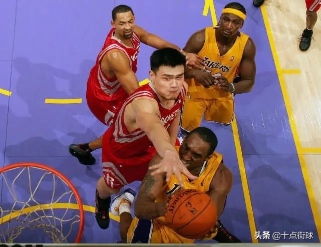 姚明为什么在nba被打(当年姚明膝盖被科比撞击，真的是导致他退役的主因吗？脚踝才是)