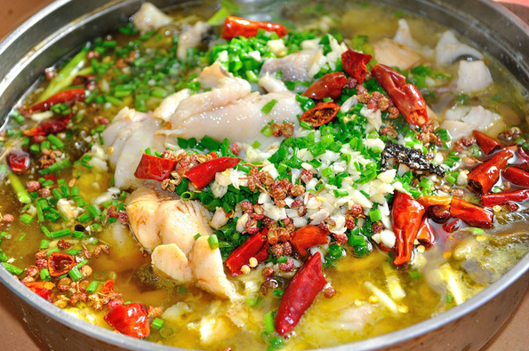 酸菜鱼肉质细嫩，汤酸香鲜美，微辣不腻，就怕米饭不够下饭的