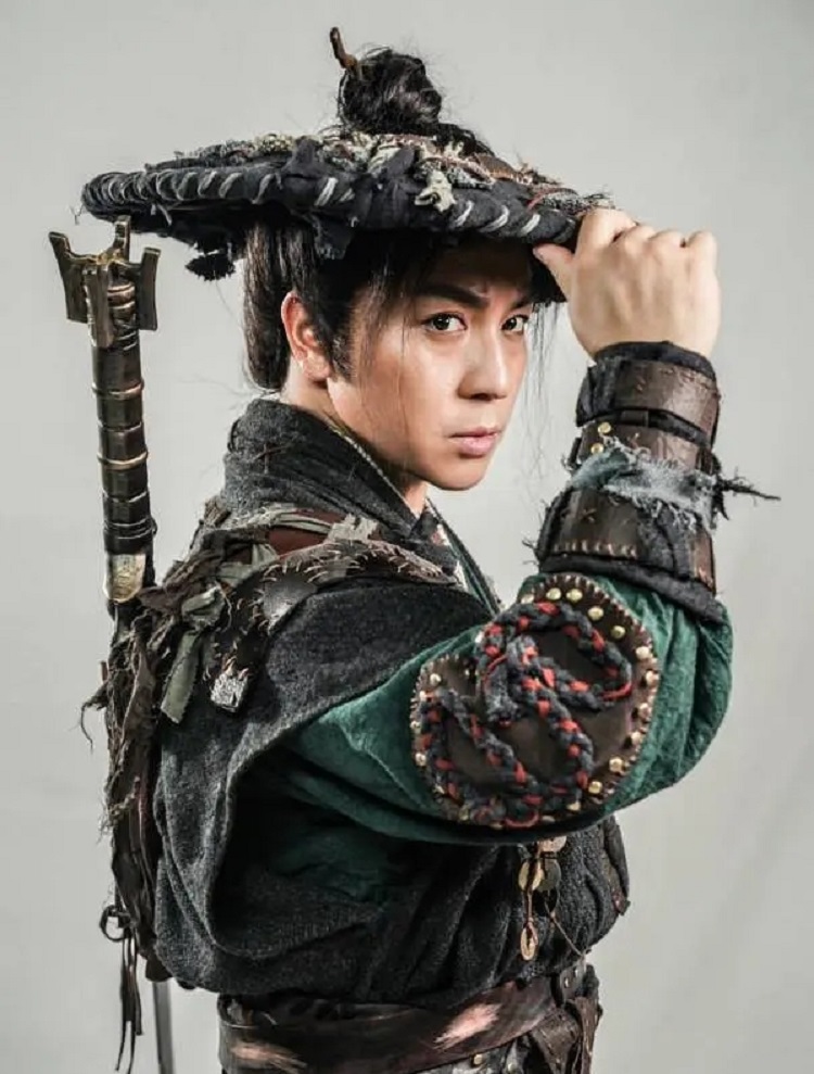 这部电影是由释小龙和徐冬冬合作主演的一部古装玄幻电影,该片讲述了