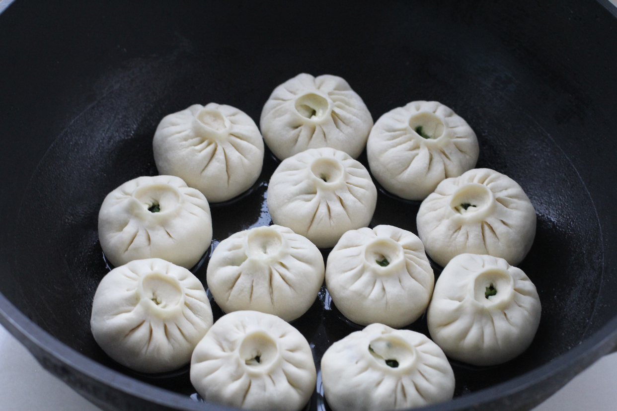 包子煎着吃，脆底鲜香咬一口冒汁儿，做法简单比外面卖得好吃多了