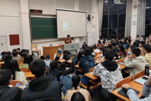 武大沉浸式恋爱课刷屏，教室内人满为患，学生在教室外爬窗听课