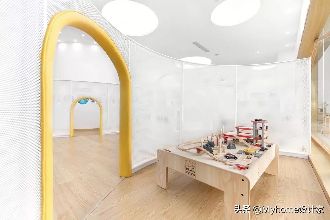 这面墙是孩子的游乐场，成人的玩具体验店，270㎡玩乐中学习