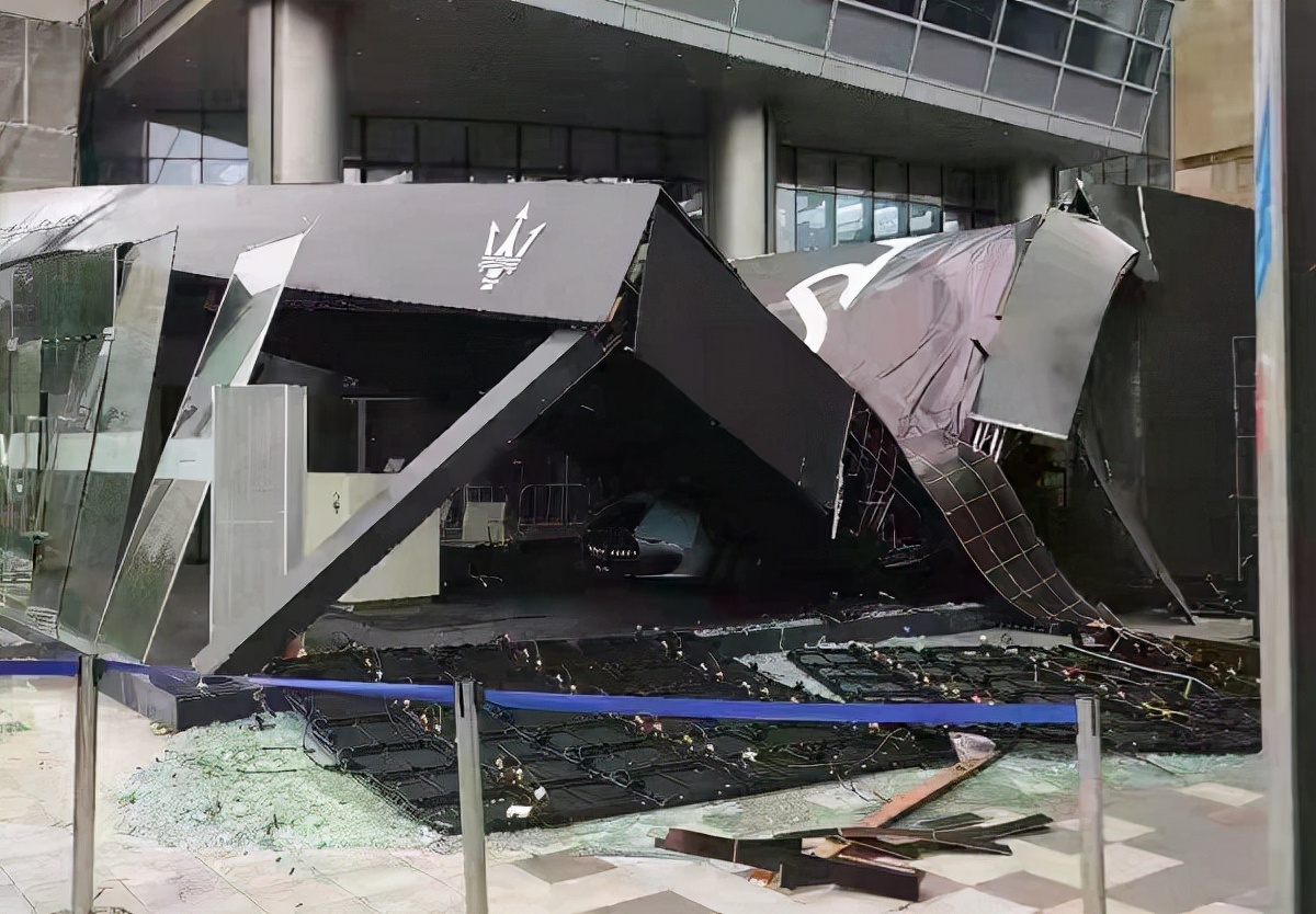 仙乐斯广场玛莎拉蒂展台部分垮塌