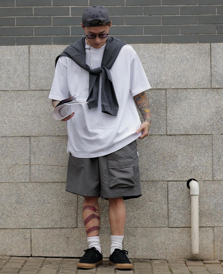 男生oversize怎么穿出“高级感”？T恤+短裤，穿好了显瘦又帅气