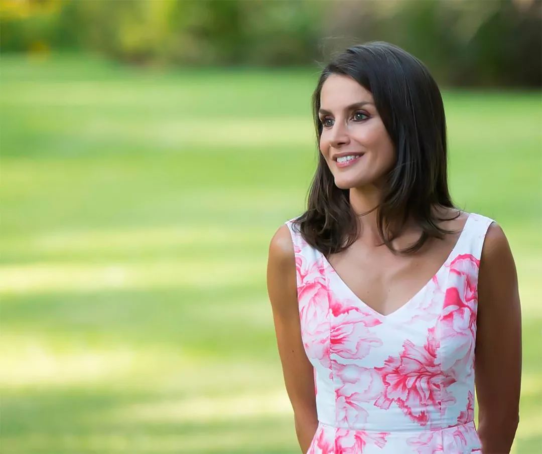 西班牙王室官宣夏日全家福，国王帅王后美，公主独根麻花辫更撩人