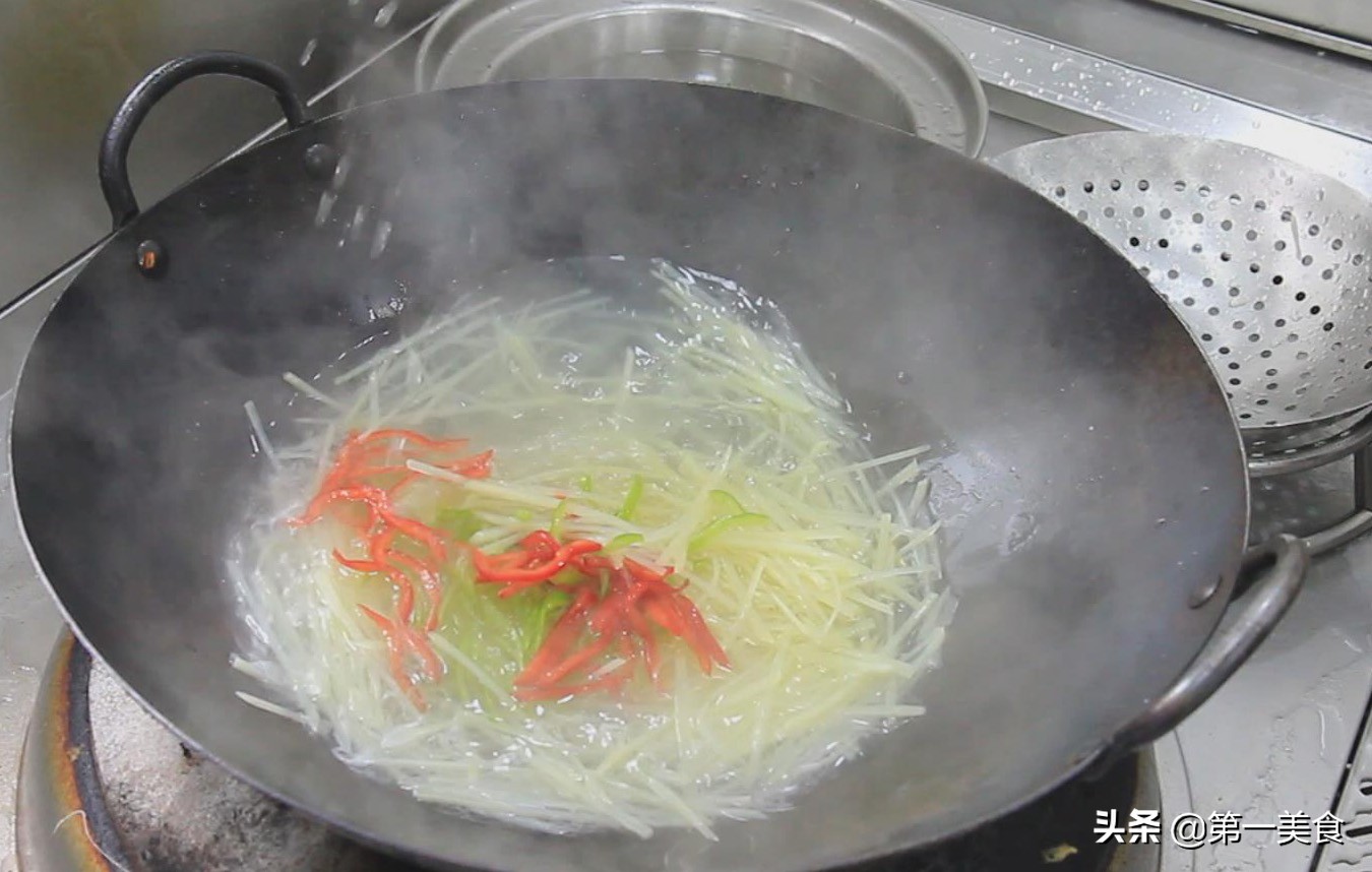 土豆丝这样才好吃，食材简单，酸开胃，厨师长告诉你地道的做法