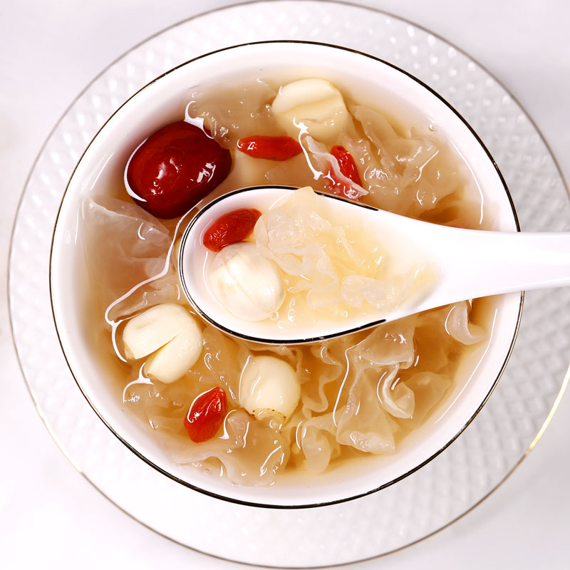 炎炎夏日,从热浪滚滚的户外回到室内,吃上一碗冰凉的银耳莲子羹,那叫