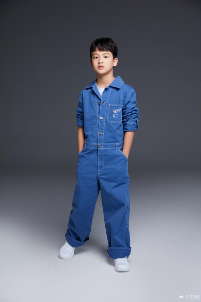 田亮晒与儿子写真，小亮仔插兜耍帅被调侃：想帅过老爸再等两年