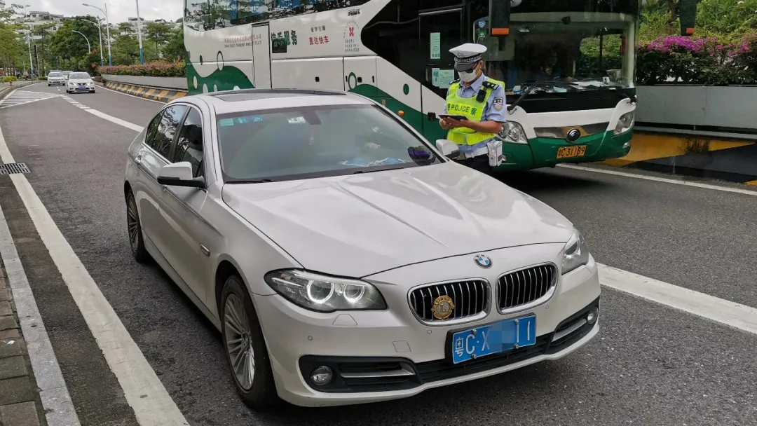 珠海交警开启首场大规模整治行动，司机插队打尖被罚:人有三急！