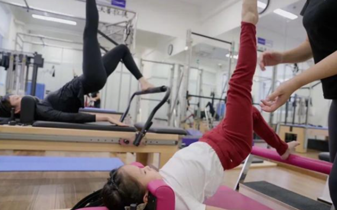 50岁黎姿带女儿练瑜伽！躺地上用四肢架起孩子，母女4人长腿瞩目