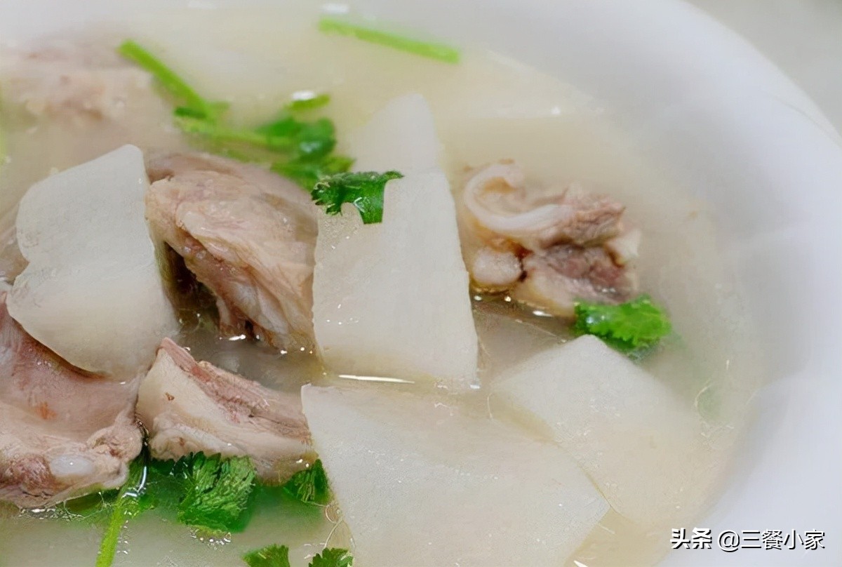炖骨汤，酒店大厨教你诀窍，牢记三招，汤白肉香，不腥不腻还营养