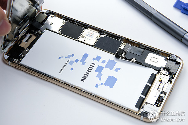 HD replaces the iPhone6S Plus battery step, telling you some details that will ignore fatal