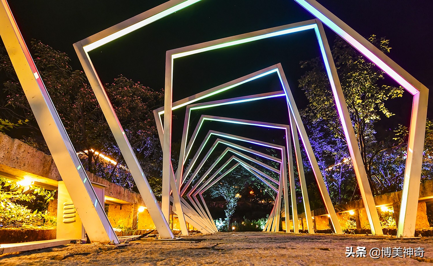 夜往葛仙村，瞧一瞧仙人的夜生活；晨登葛仙山，上一柱平安祝福香
