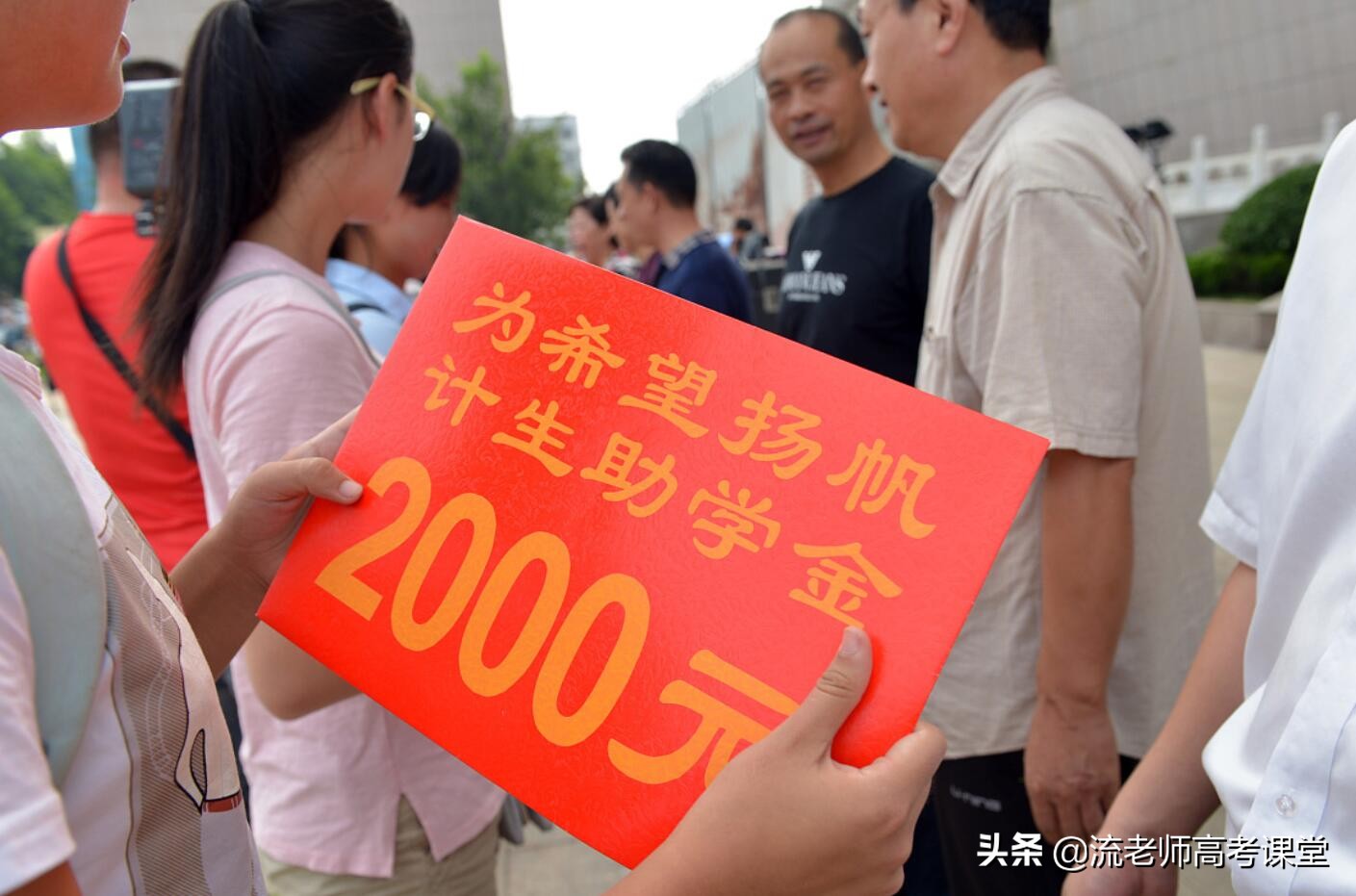 农村孩子考上民办院校，一个月给1000元的生活费用，够用吗？