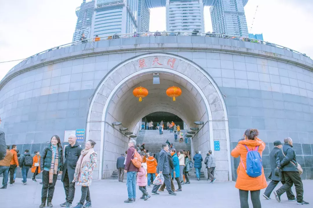 "列车前方到站小什字车站,列车将打开右侧车门,有在小什字站下车的