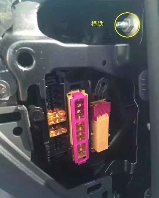奥迪A6L 、A4L、Q3 、Q5、Q7保险盒接线示意图