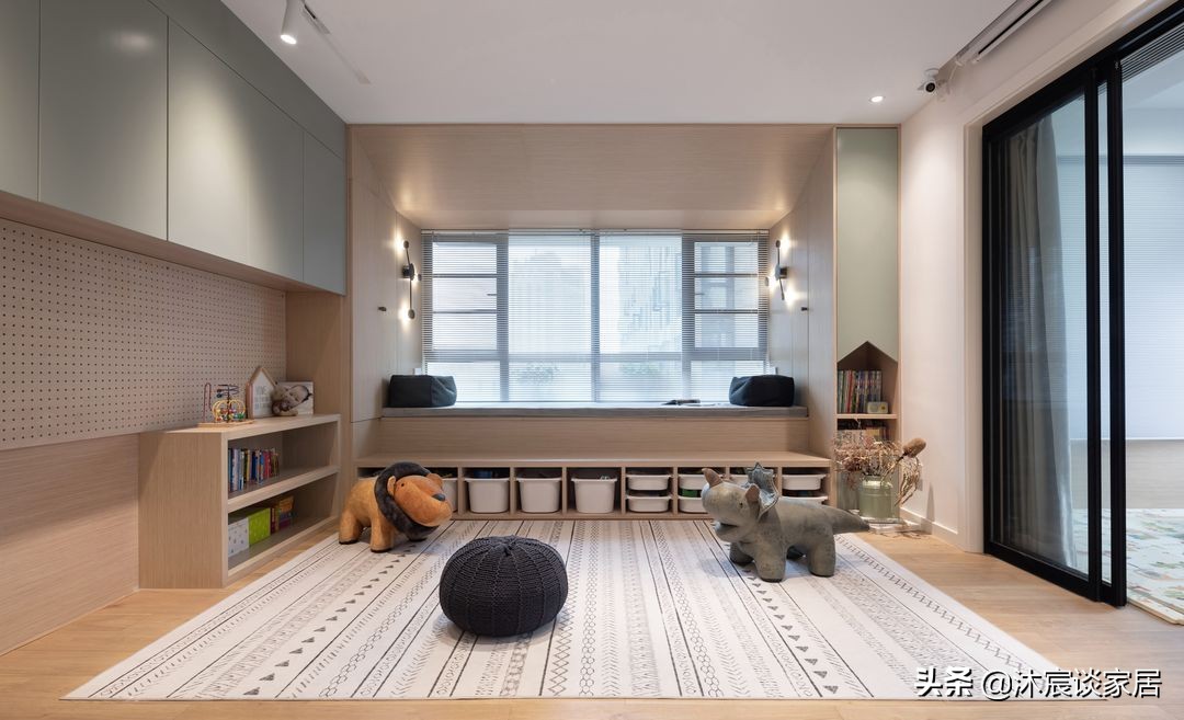 她的新家，告别笨重的家具，让客厅“大”起来！网友：真是学到了