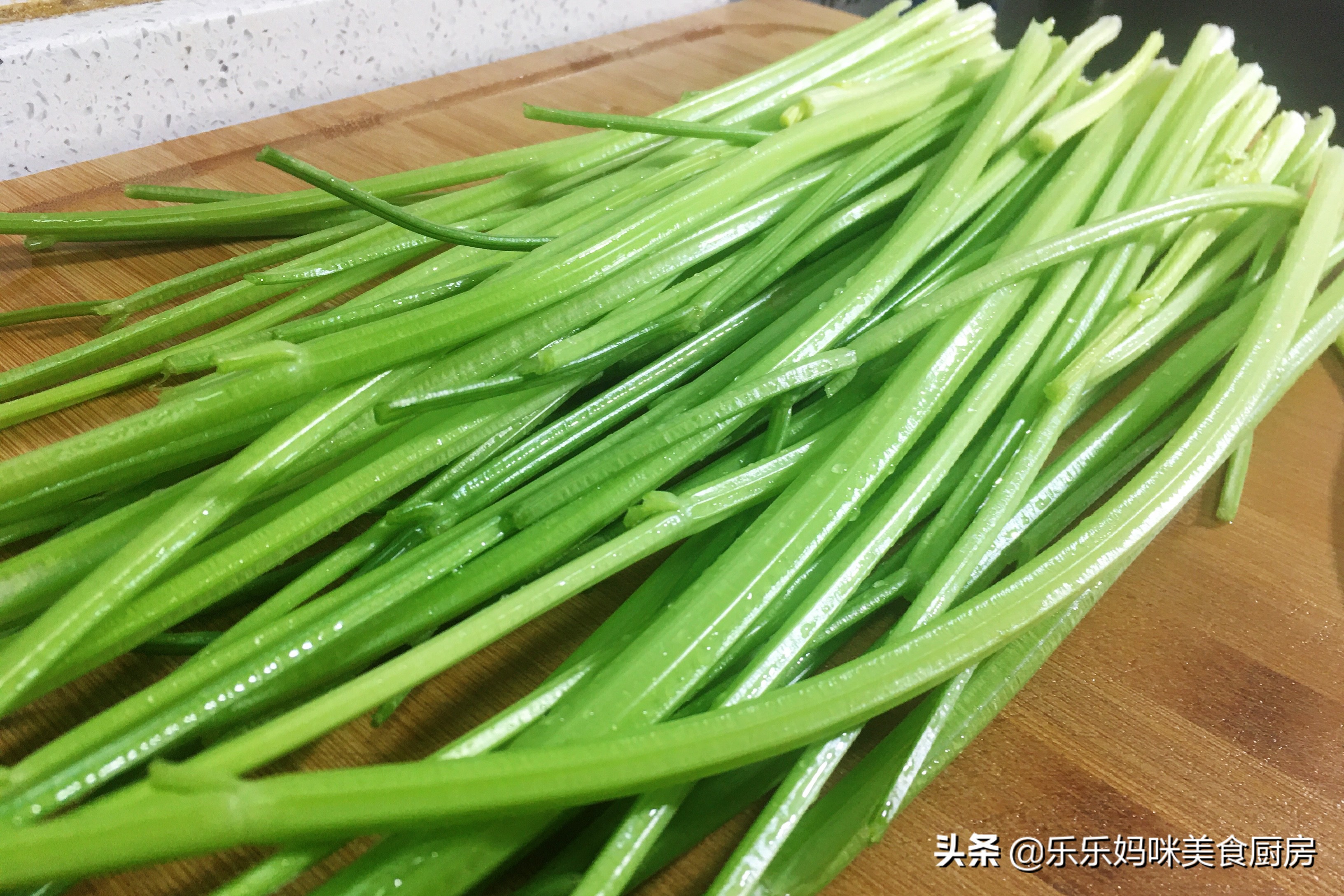 芹菜饺子馅怎么做（牢记3放2不放肉馅鲜嫩多汁）