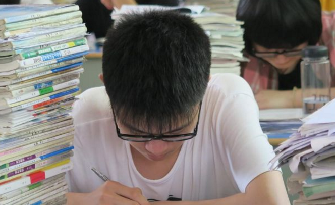 高一成绩全校倒数，高考以第一考上北大，网瘾少年如何逆袭成功？