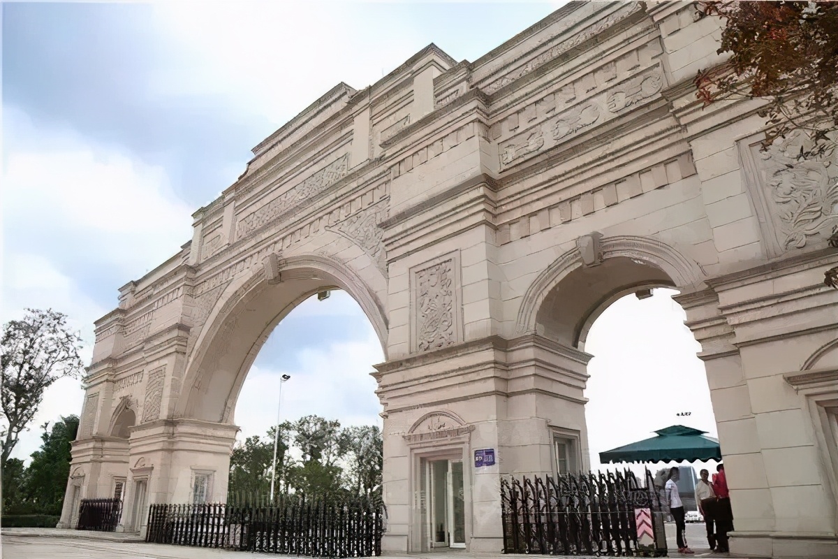 金堂一高校被誉为“四川最美大学”，民航类专业非常有优势