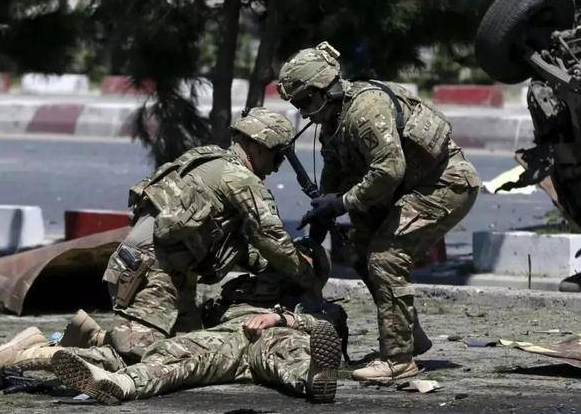 战场上武器丢了，能不能捡起来用？老兵用亲身经历告诉你有多危险