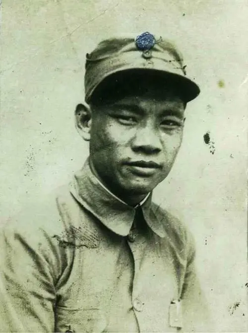 日寇疯狂扫荡，八路军干部被老乡带到一悬崖边：你快下去躲躲