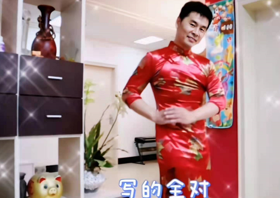 高考“穿旗袍”的爸爸们火了，却引来骂声一片，网友：丢人现眼