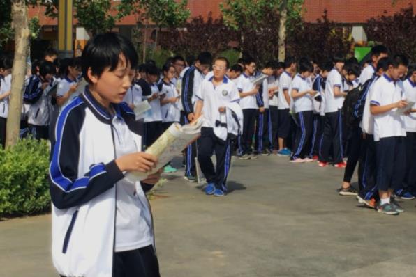 我国高中前百名榜单，衡水中学位于第二，榜首录取率高达99.5%