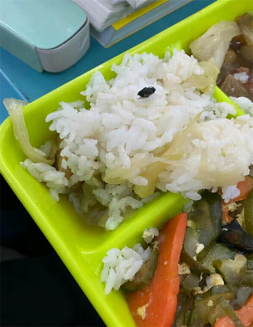 一只苍蝇引发的血案，他持刀致1死2伤，4个幸福家庭因此陷入不幸