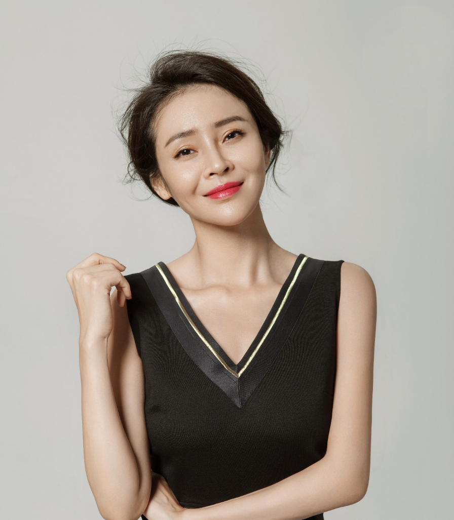 于明加私下也是"小棉袄",与妈妈穿同款羽绒服,同框照笑得真甜