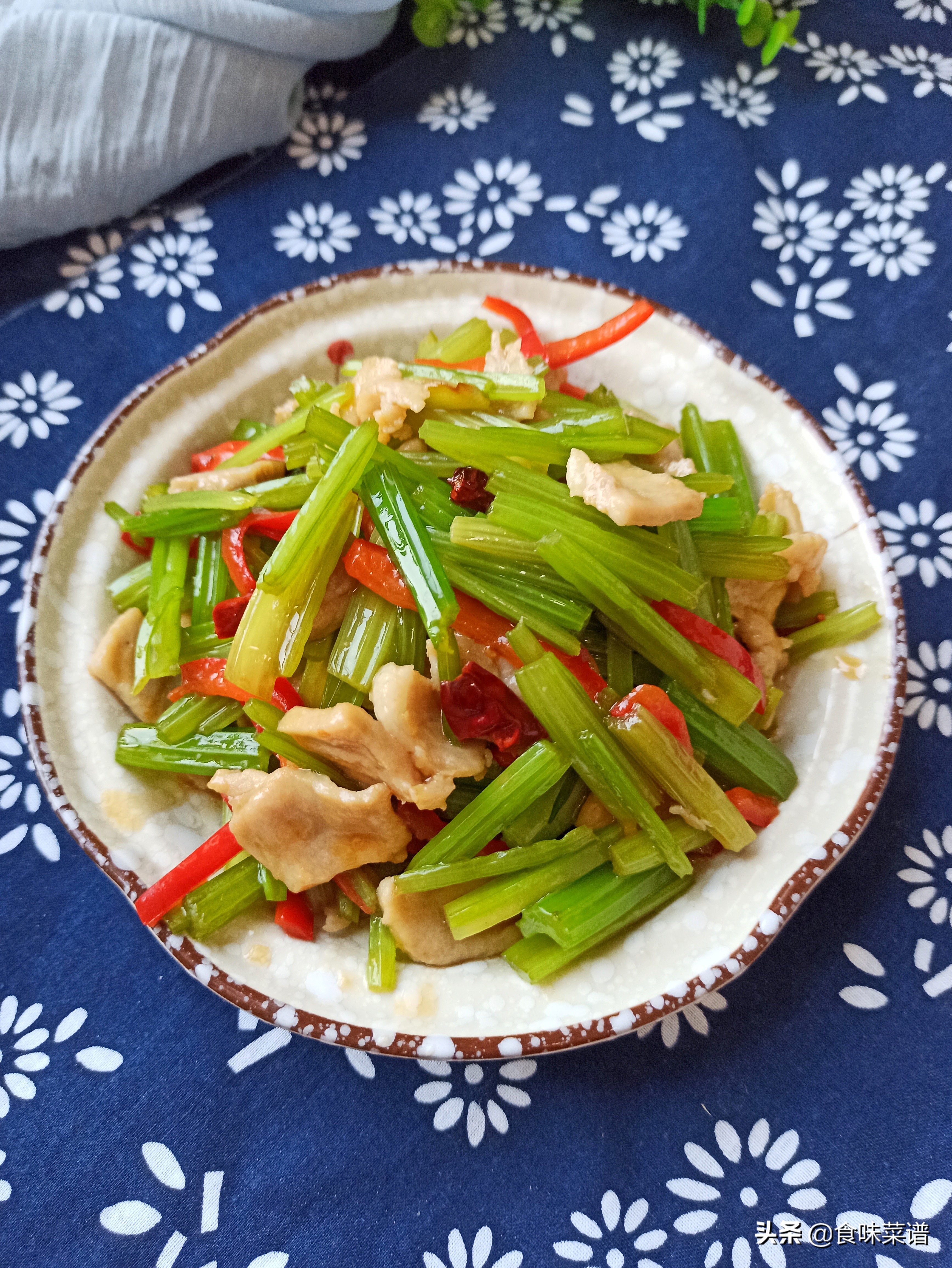 芹菜炒肉的做法,芹菜炒肉的做法家常菜