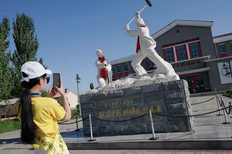 世界旅游小姐畅游巴彦淖尔，美女＋美景，保证让你看花眼