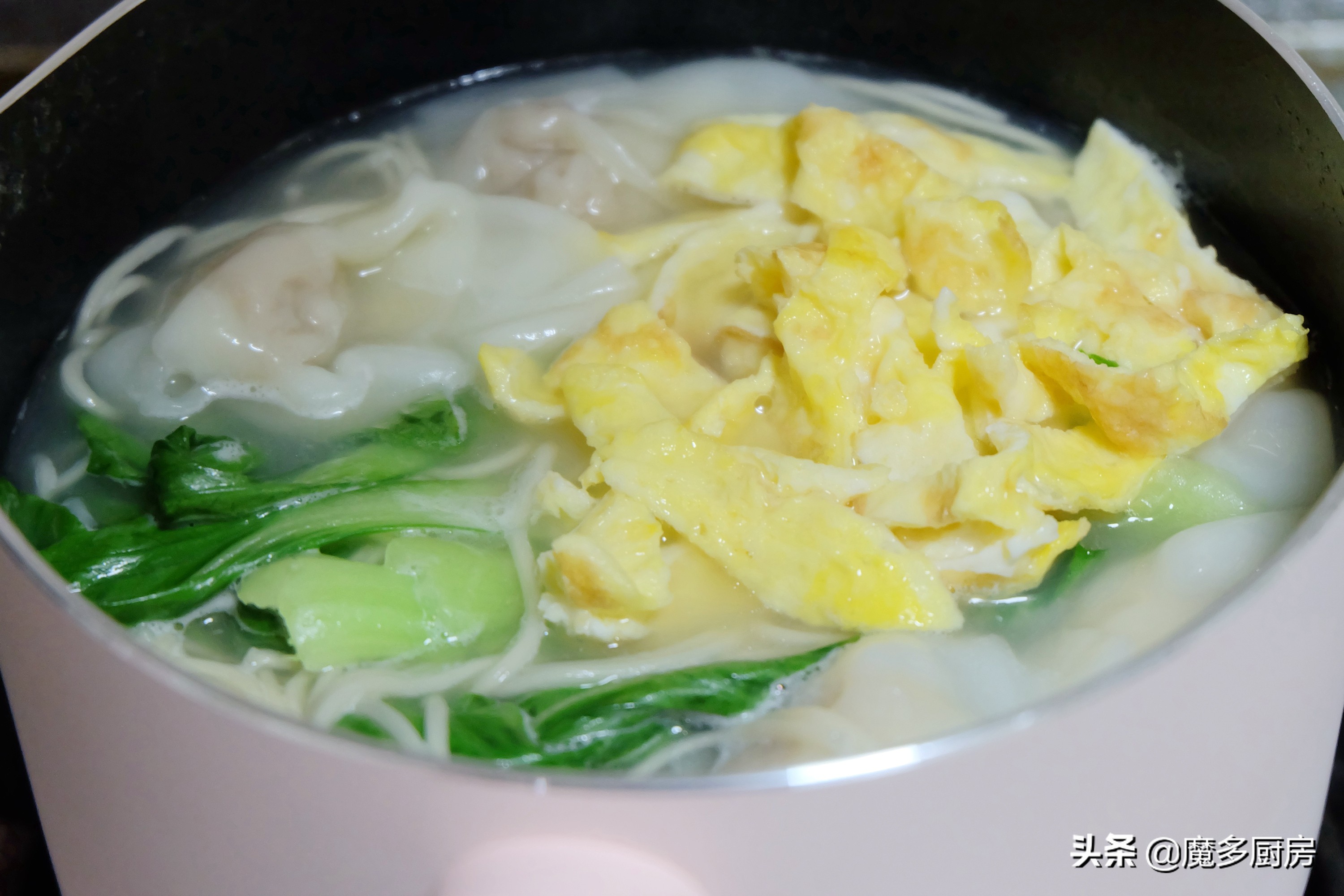天冷了，花10分钟时间煮一锅馄饨面，吃得暖暖和和的，简单又美味