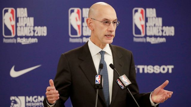 今天为什么nba全体下跪(为抗议美国种族歧视，NBA全员身穿“BLM”球衣在奏国歌时下跪)