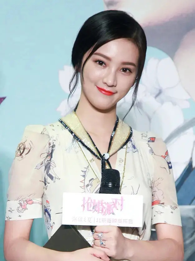 进娱乐圈的10位网红，有人演8部女主不火，有人身份横跨演员歌手