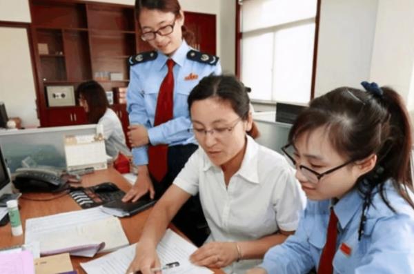 铁饭碗又将有变动，这些在编职工或改为合同工，应届毕业生须了解