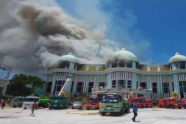 泰国著名景点被烧毁，网友纷纷喊话：道明寺，你家被烧了