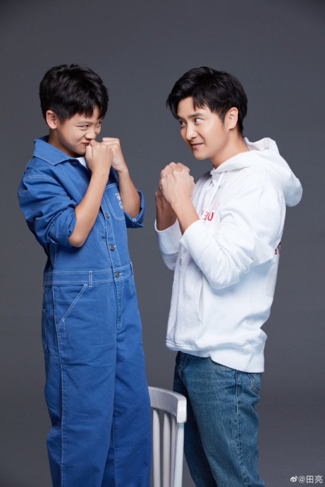 田亮晒与儿子写真，小亮仔插兜耍帅被调侃：想帅过老爸再等两年