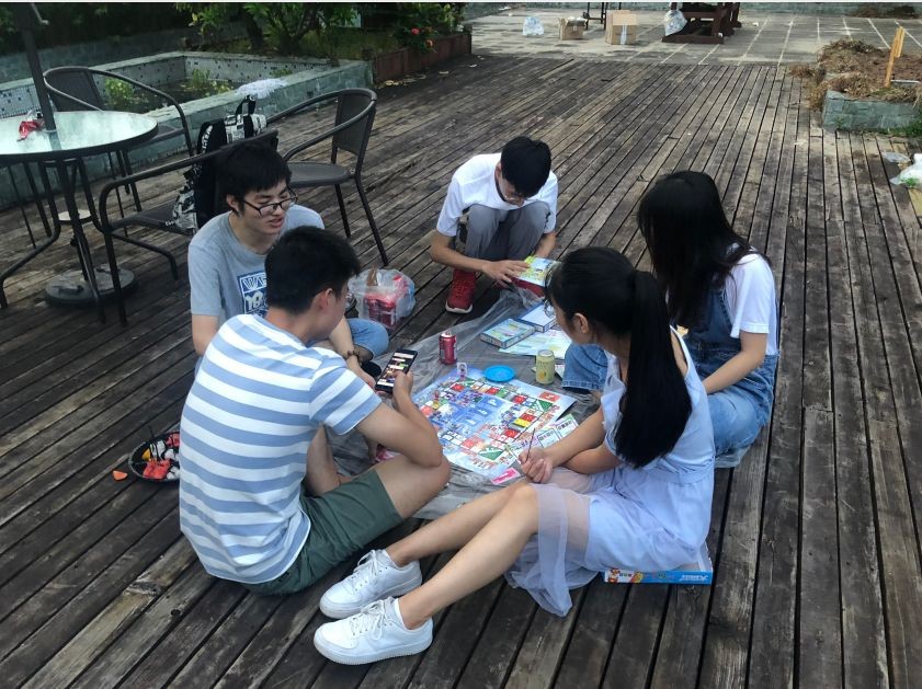 校园真实生活状态曝光，贫富差距太大，大学生生活费给多少才合理